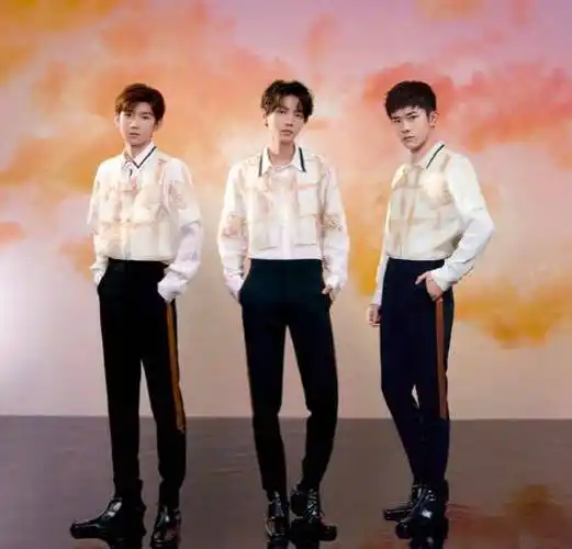 三小只风格各异,王俊凯唱歌闭眼显深情,王源时刻微笑,千玺冷峻