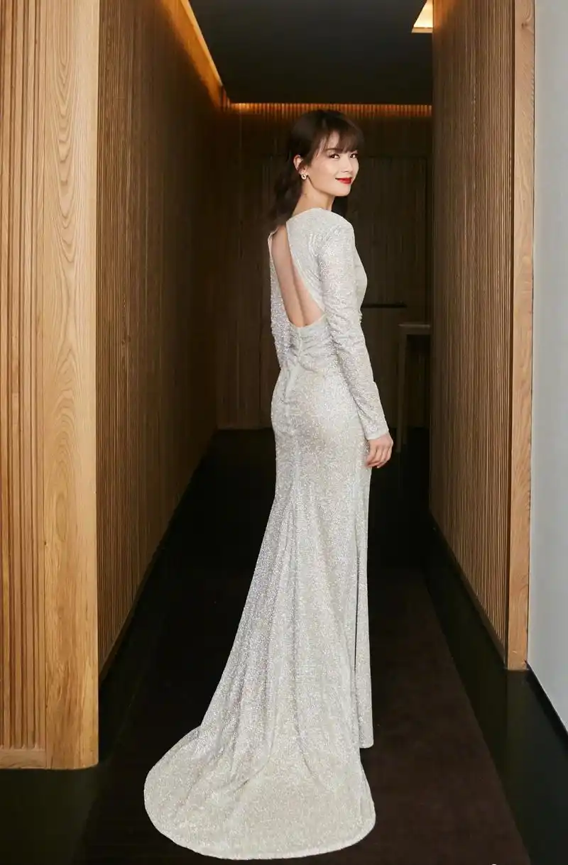 原创刘涛太大胆了高开叉深v礼服大秀身材侧身露出美背翘臀真惹眼