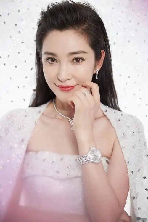 老大李冰冰美图奉上~  坦率纯白碰撞炽热红唇 ,细碎亮片如宝石般耀眼