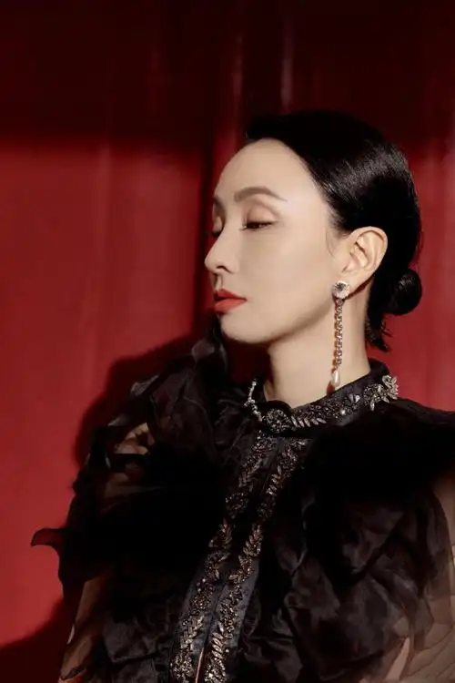 同样是40女明星刘涛小陶虹默契穿小黑裙气质差的不是一点