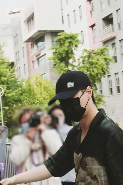 张艺兴分享210503艺兴今日金曲青春上班图青春酷boy没错啦