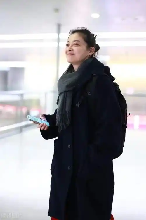 梅婷上海虹桥机场亮相眼窝凹陷面容疲态48岁老得很明显