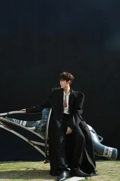 林更新再登杂志封面,阳光帅气有活力,背包漫步气质出众堪称校草_腾讯