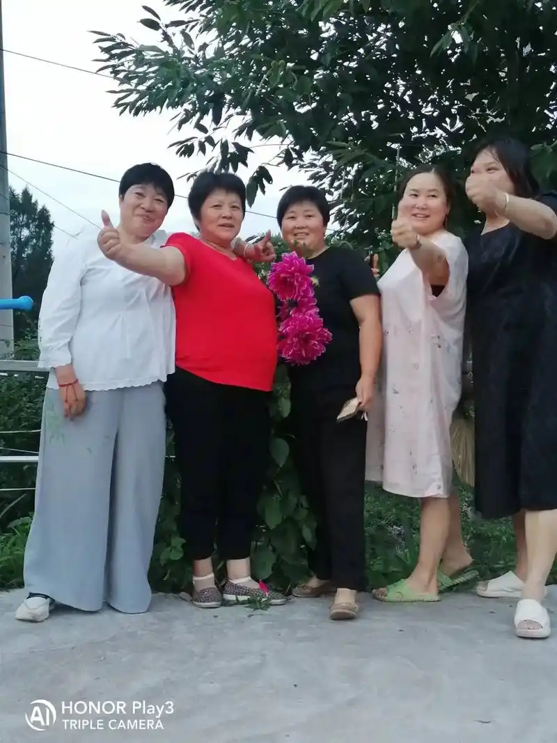 吃了晚饭,出去转转,来到水库边,瞧瞧我们70后的女人 - 抖音