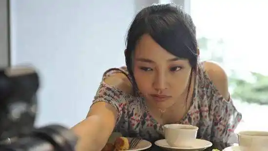 "如今白百何出轨爆出后,工作处于停摆状态,但是王珞丹无论是面对曾