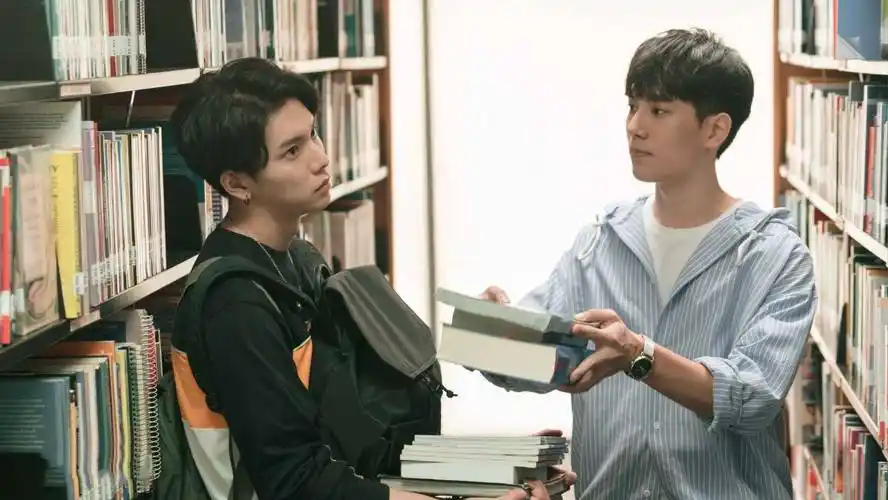 最初的周书逸也是喜欢女生,也有爱而不得的苦恼