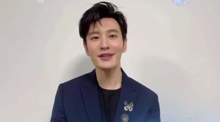 黄晓明离婚后首现身,为奥运健儿加油,满脸笑容整个人暴瘦不少