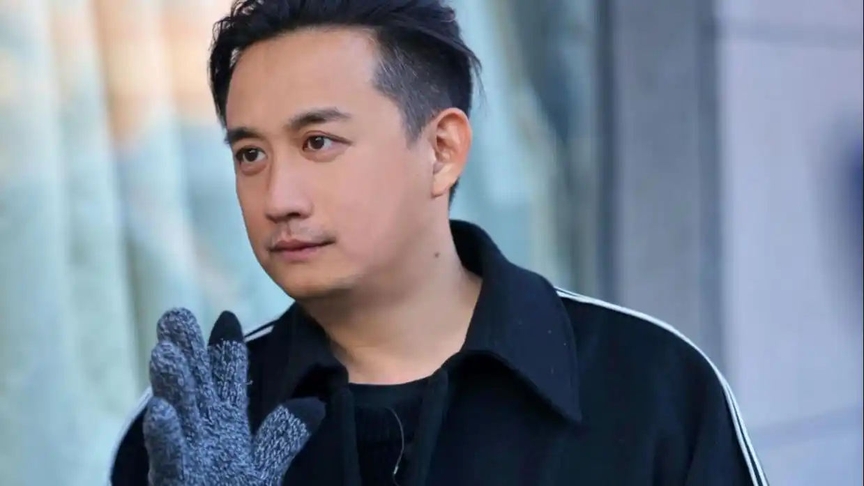 黄磊乌镇戏剧节摔手机事件:公道自在人心,还是误解下的争议?