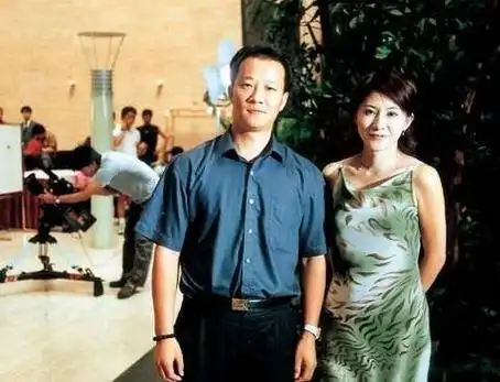 张涵予人设崩塌被曝与车晓一同看演出咬耳朵说话十分暧