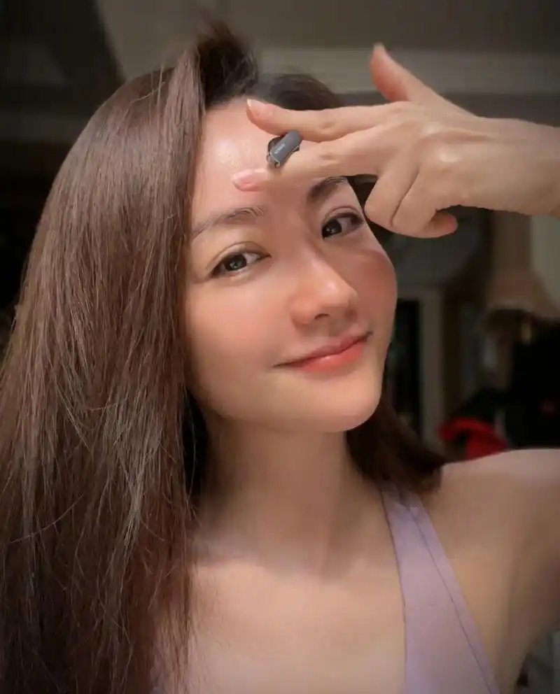 杨蓉健身后晒对镜自拍,常年锻炼的她气色红润状态特别显年轻,身形苗条