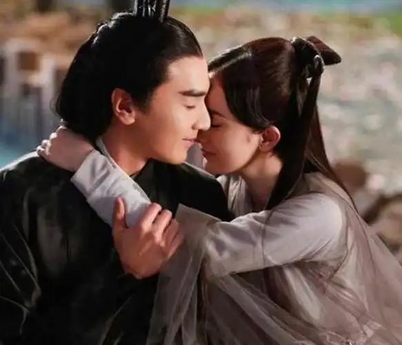 夜华抱着白浅,夜华才是白浅的良配,这才是真爱!真正的爱情!