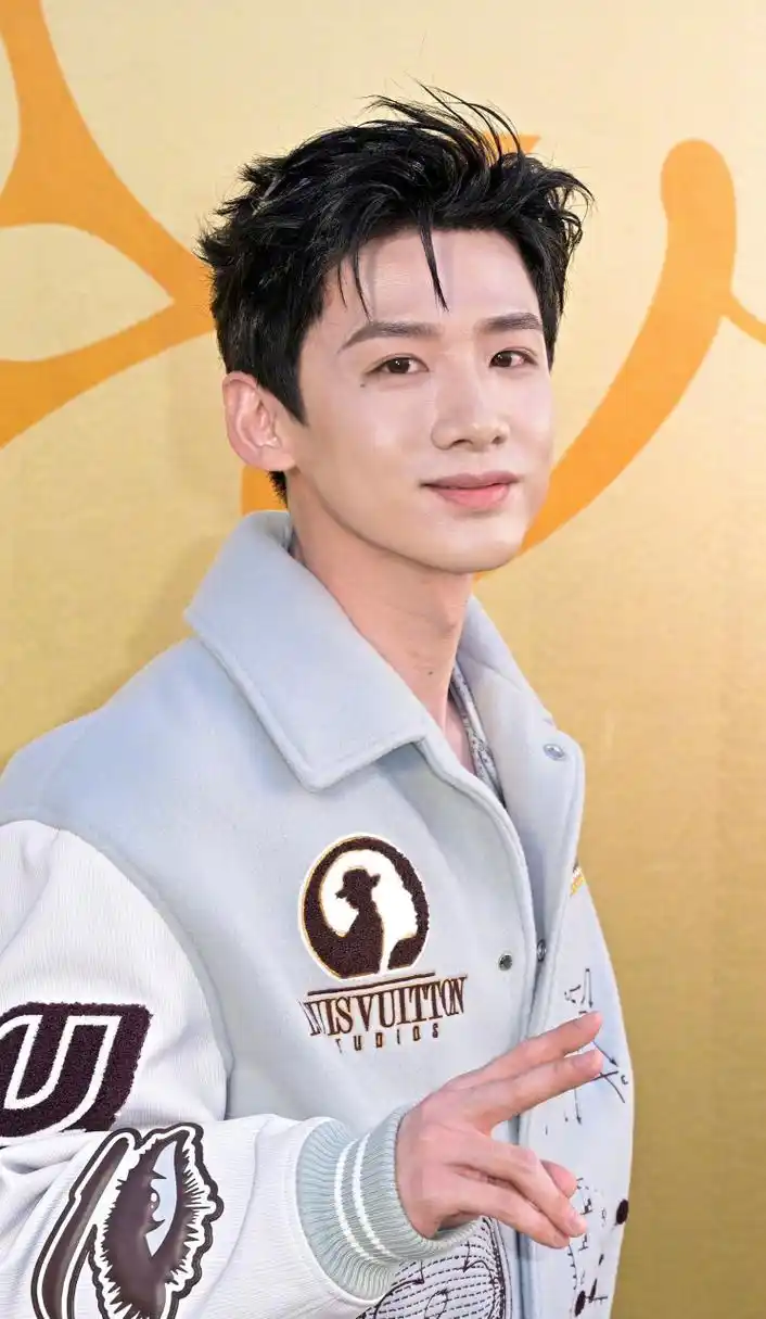 白敬亭巴黎时装周怼脸生图,算是这次时装周状态好的了