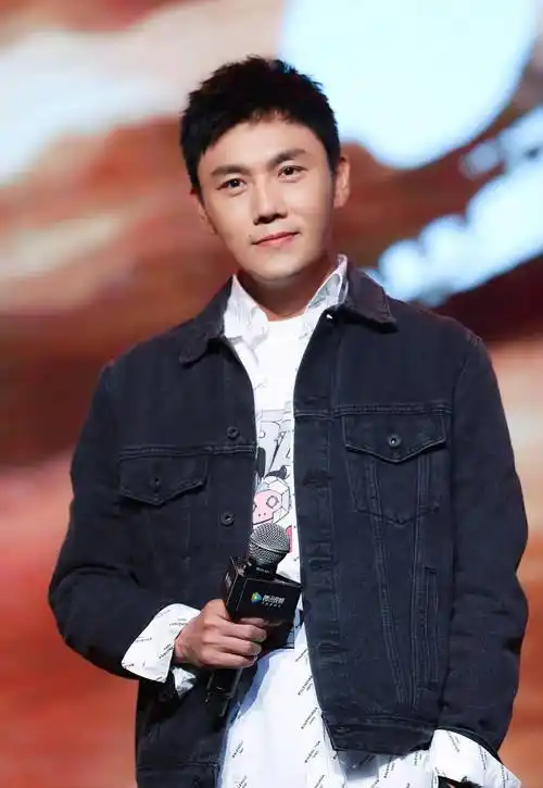 被说"软饭男",4次获戛纳影帝提名,秦昊却因"爬山"而走红_伊能静_网友