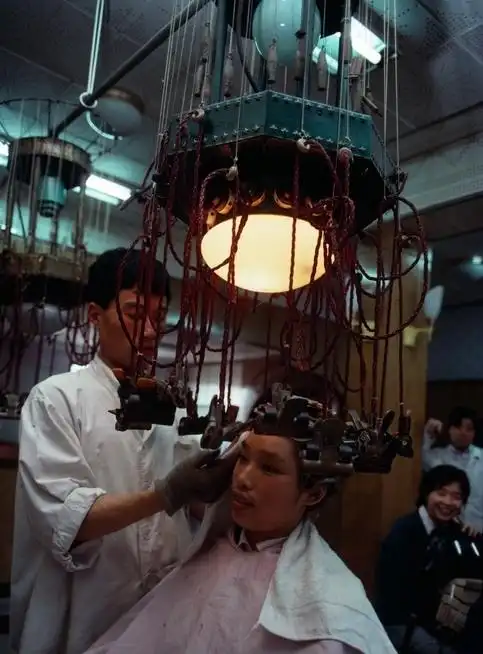 老照片1980年,烫个头发过大年