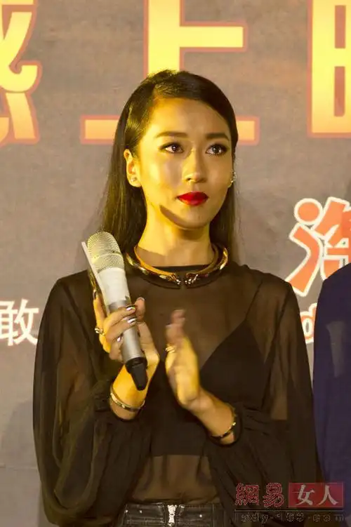2009年参加《快乐女声》获得广州唱区30强,其嗓音极具特点.