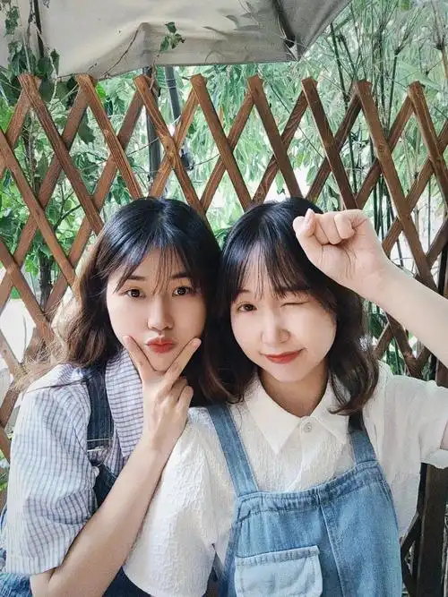 闺蜜九宫格自拍合照!pose这样摆最好看!__财经头条