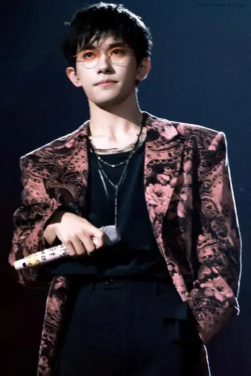 易烊千玺 限定玫瑰##回归爱豆身份的易烊千玺##立麦 插兜 花瓣雨