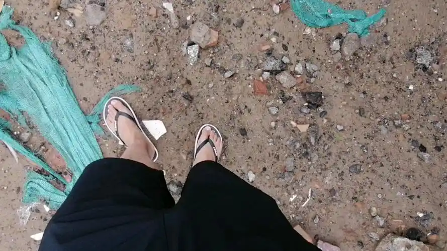 人字拖赤脚踩泥