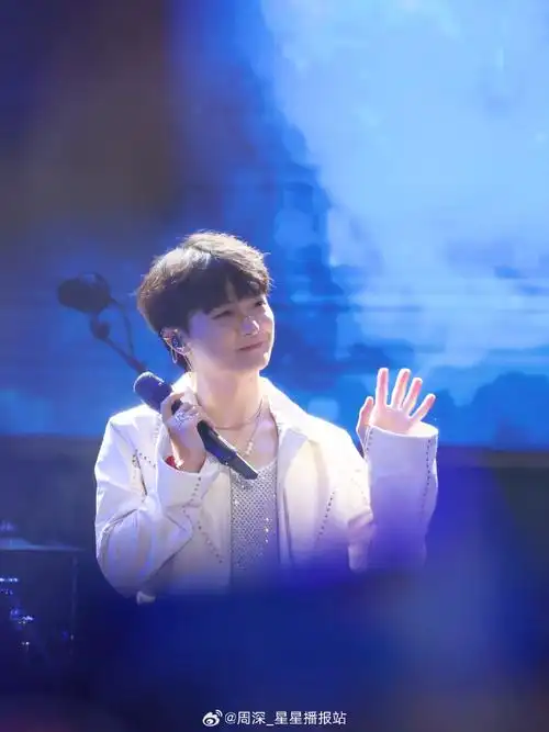 音乐节#78#周深加盟广州草莓音乐节#打招呼的大哥,也帅的不要不要的