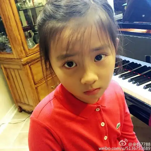 黄多多床上夜读对镜头献媚 全英书惊呆小伙伴