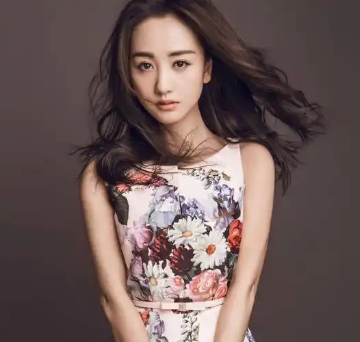 40岁杨蓉罕拍时尚写真,穿紧身裙大秀好身材,领口仅用薄纱遮挡_作风