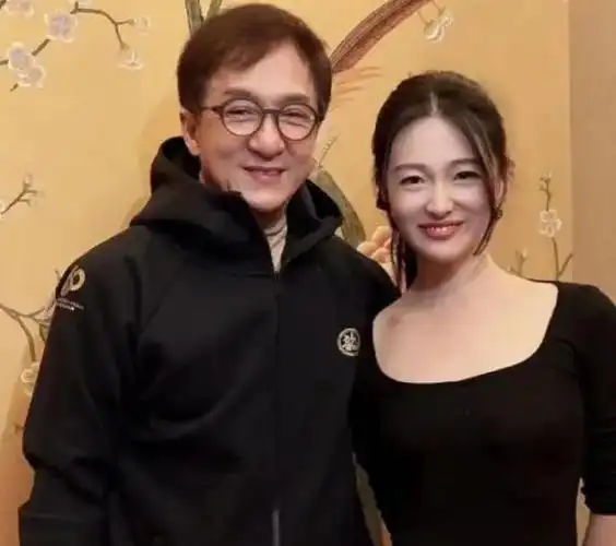 成龙的私生女在国外罕见露面,并和他的35岁妻子一同现身,引起了网友们