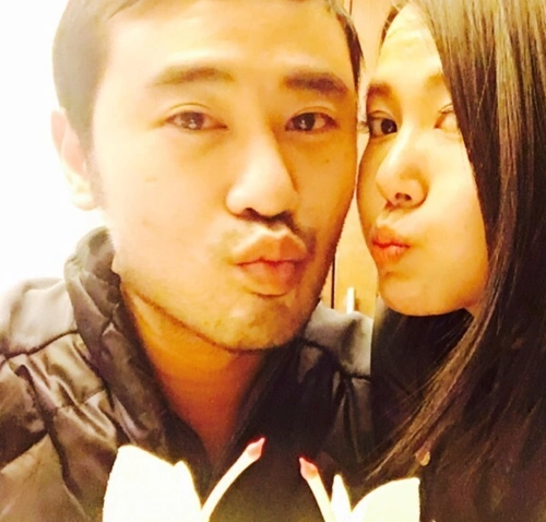 谭维维男友晒庆生照 两人甜蜜倚靠大方秀恩爱