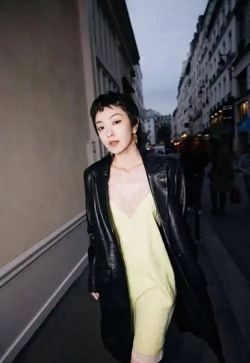 49岁李冰冰晒出冻龄秘密,原来姐每天用精神在吃饭!_大衣_黑色_活动