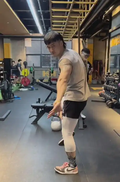 蒋劲夫现身健身房耍帅新造型遭网友吐槽颜值下滑引热议