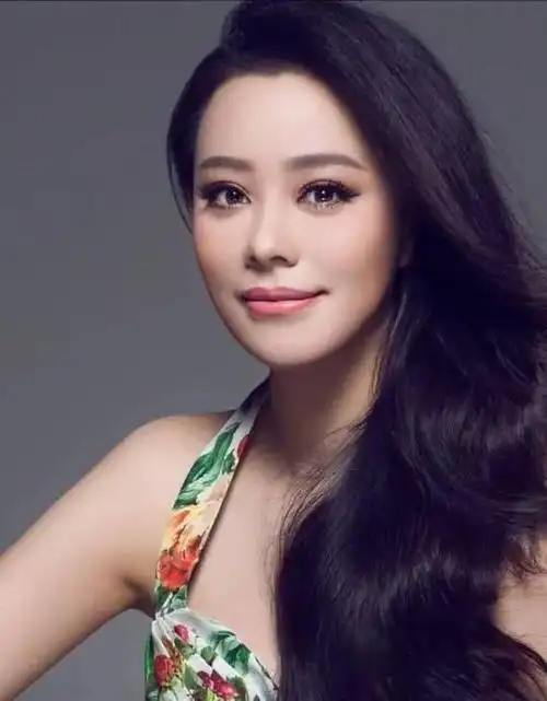 钟丽燕是中国著名的女高音歌唱家,优美的音色和精湛的技艺备受赞誉.