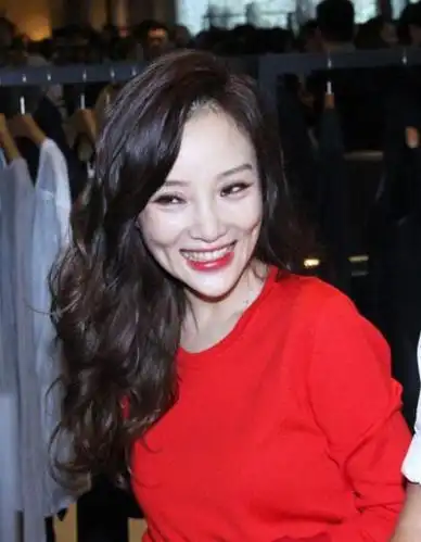 李小璐化浓妆满脸堆笑,网友称脸部没肉表情僵硬