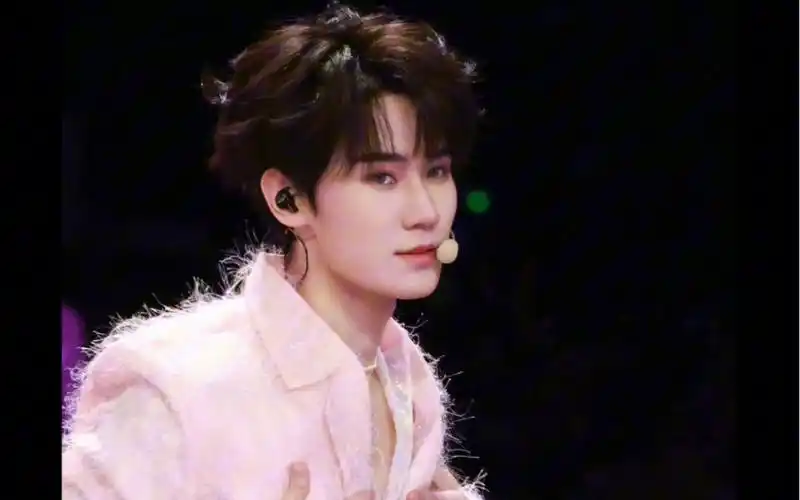 张真源万人演唱会照片合集|是怎么做到仙子下凡的啊啊啊每一套造型都