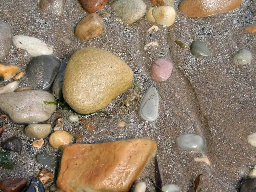 光滑漂亮的鹅卵石图片桌面壁纸