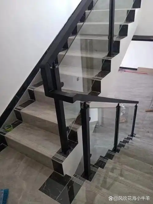 方管鱼嘴立柱玻璃楼梯扶手 黑色立柱 黑色不锈钢扶手面～ 高级效果