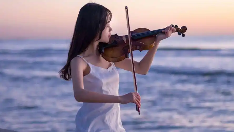 拉小提琴的文艺美女