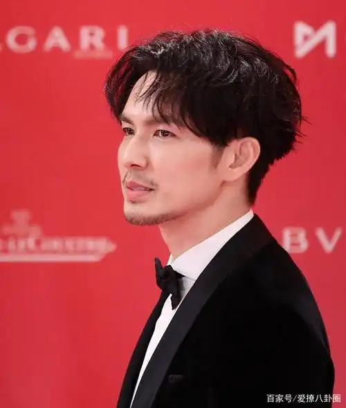 钟汉良小胡须雅痞范儿十足,还是一如既往地帅气迷人!期待新电影