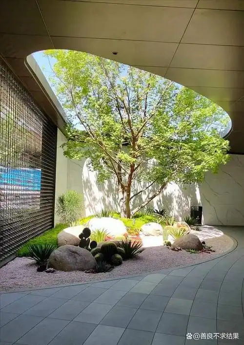 最早的天井一般都用于四合别院里面,是解决:采光,通风,和排雨水的良好