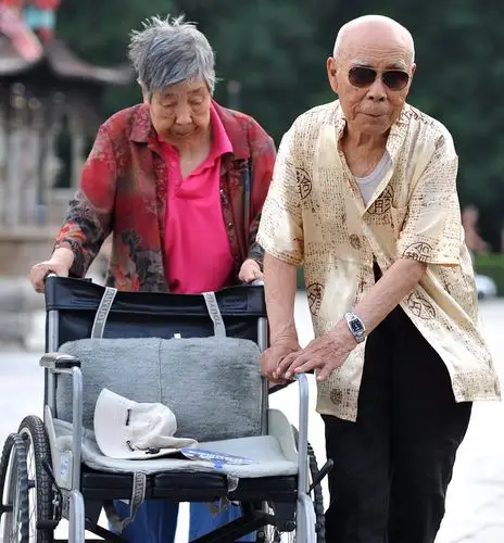 夫妻携手轮椅遛弯,背影感动市民