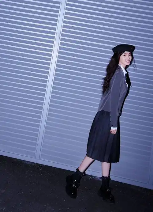 毛晓彤学生装青春活泼写真_网友_犯规_照片