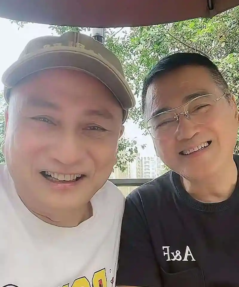 汤镇宗状态大不如前,北上探望弟弟汤镇业,两兄弟罕见合体直播