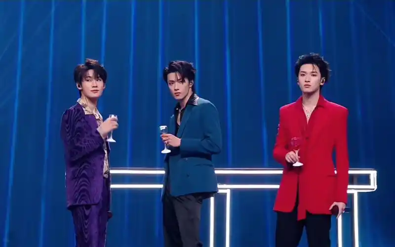 【张真源/严浩翔/刘耀文】她没在看我