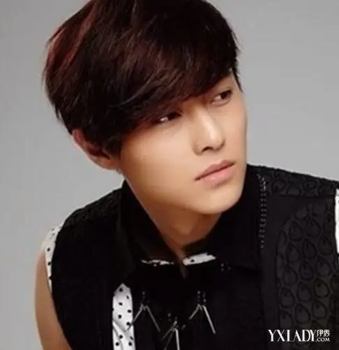 图男生斜刘海直发发型无比帅气显时尚