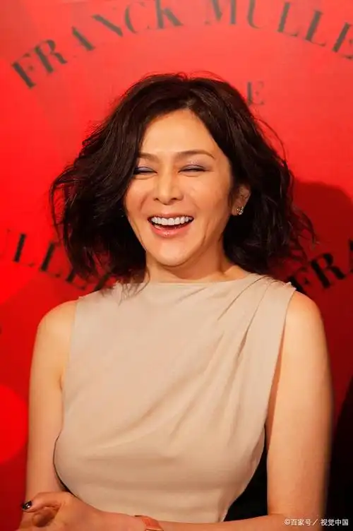 关之琳,香港影视界的一颗耀眼的明星,曾经与无数男神有过绯闻,也曾被