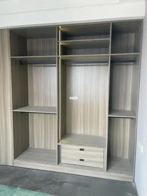 木工现场制作无钉眼衣柜框架以及装好门效果,看看和定制有啥区别
