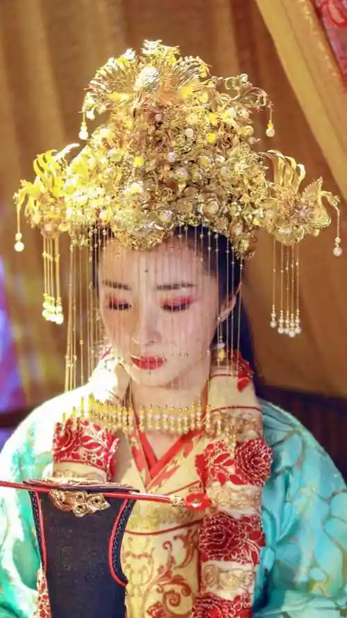 抢眼的花旦新娘头饰,戚薇的新娘气场太霸气_造型_白色_礼服