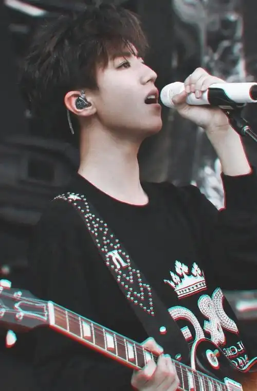 王俊凯超话#喉结杀大赛#一大早这多不好,王俊凯的喉结可以出道了吗