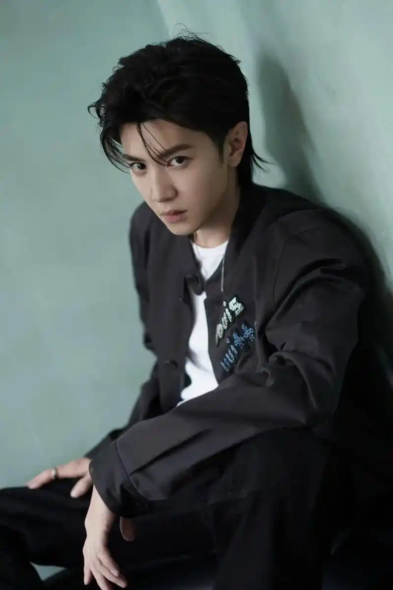 陈哲远:95后影视新星,未来可期 陈哲远作为95后新生代演员中的佼佼者