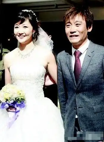 那英就与高峰分手,原因是高峰在那英待产期间,被爆与酒吧歌手王纳文早