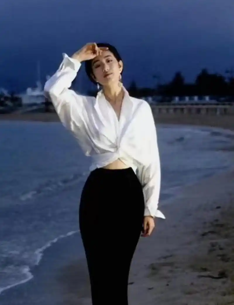 巩俐年轻时真是倾国倾城的女神,尽管美女如云,但是巩皇绝对是最璀璨最