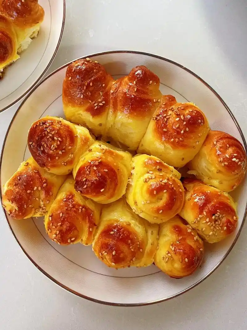 小时候的回忆,蜂蜜小面包.又是宅家嚯嚯面粉的一天,普通面粉也 - 抖音